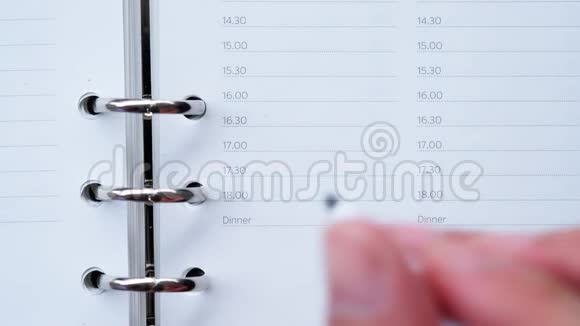 亚洲男性手写晚餐预约时间表的视频片段日记日历规划师视频的预览图