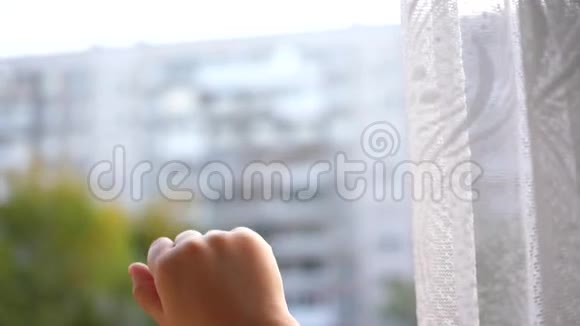 那孩子站在窗边挥舞着双手手的特写视频的预览图