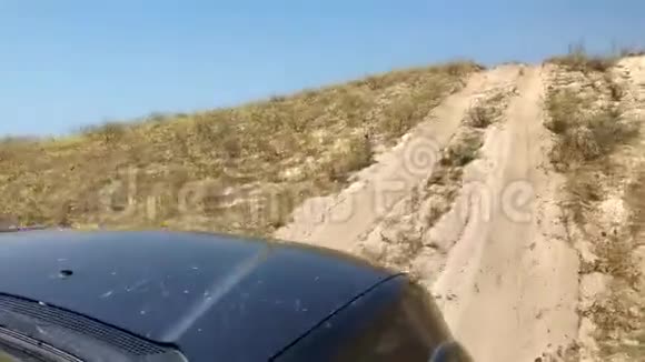 4x4爬上一条巨大的沙丘悬崖沙漠小径的一侧多夫斯普林斯OHV离路娱乐车区视频的预览图