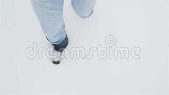 一个穿靴子的人在雪地里行走腿的特写冬季视频的预览图