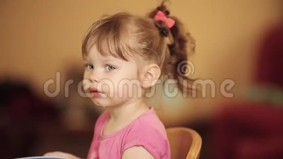 侧面看可爱的小女孩吃汤或梅斯利从碗视频的预览图