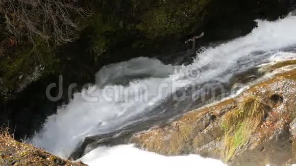 瀑布落在岩石上视频的预览图