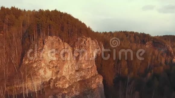 日出山上树木覆盖的景色视频的预览图