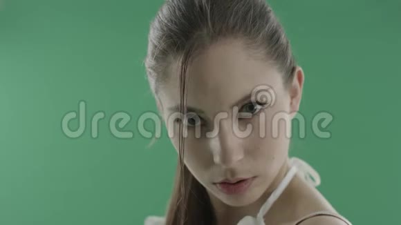 年轻貌美的女人穿着一身湿漉漉的头发脸上绿油油的视频的预览图
