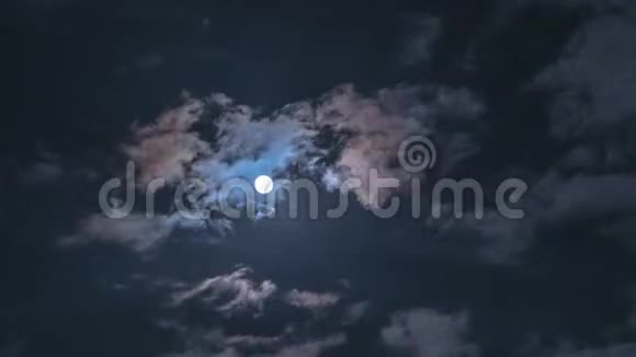 月亮在夜空中快速移动的云的背景下时光流逝视频的预览图