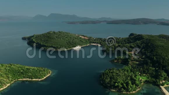 空中俯瞰斯柯皮奥斯岛和豪华游艇希腊视频的预览图