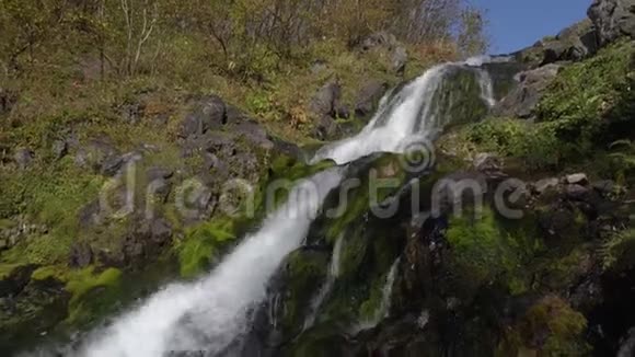 高山瀑布的梯级晶莹剔透的泼水视频的预览图