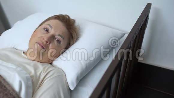护理护士支持绝望的老年病人躺在病床上疾病视频的预览图