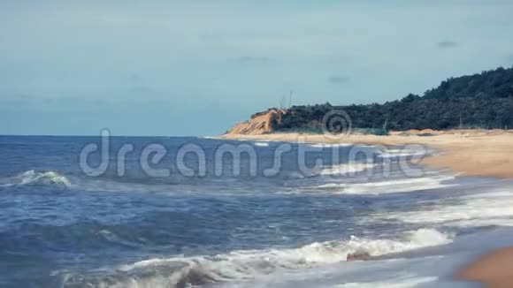 孤独的桑迪海滩视频的预览图