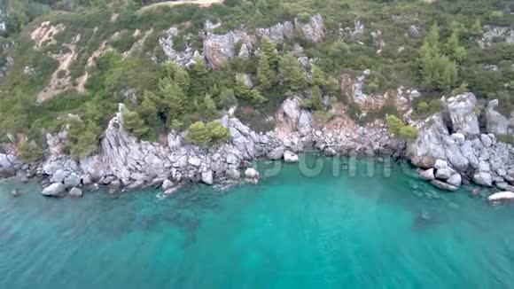 希腊阿吉亚帕拉斯凯维哈尔基迪基地区绿松石水晶海中陡峭岩石的空中景观无人驾驶飞机循环移动视频的预览图