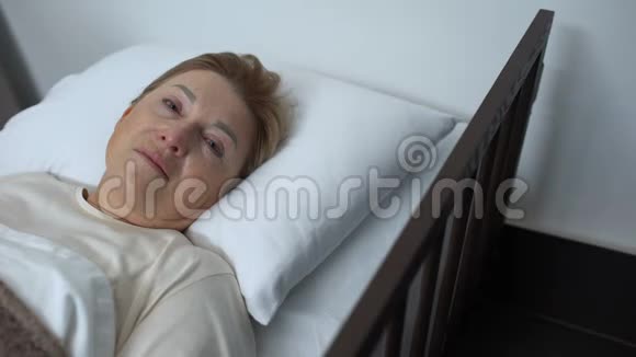 病入膏肓的老太太哭着看着镜头躺在临终关怀的床上视频的预览图
