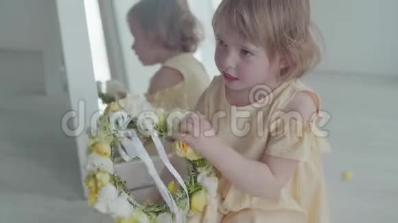 金发三岁的婴儿在家里摆姿势和看镜子慢动作视频的预览图