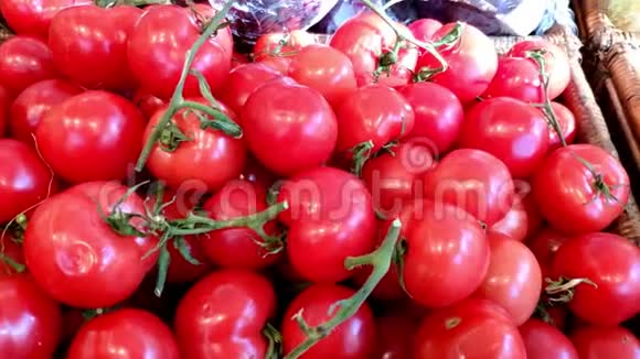 在超市橱窗里陈列新鲜的红西红柿健康饮食的概念视频的预览图
