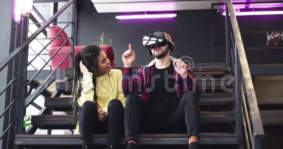 美丽的非洲女人和魅力十足的男人玩虚拟现实眼镜在一个享受在一起的时光视频的预览图