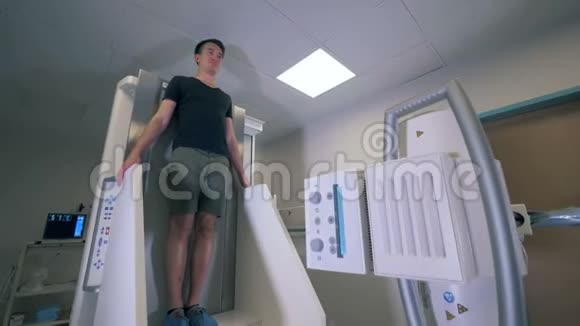 男性患者身体正在用x光设备扫描视频的预览图