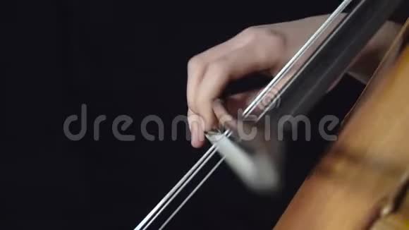 女孩演奏大提琴专业抒情音乐黑色背景关门视频的预览图