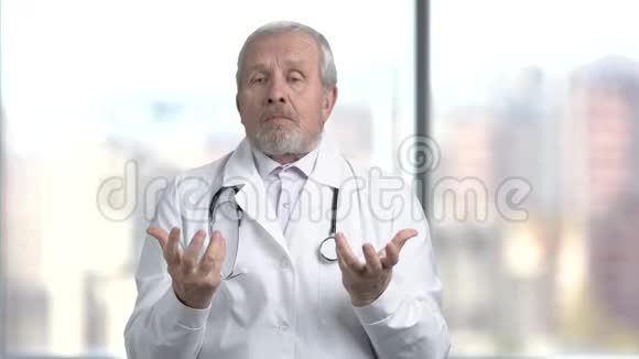困惑的高级医生模糊的背景视频的预览图