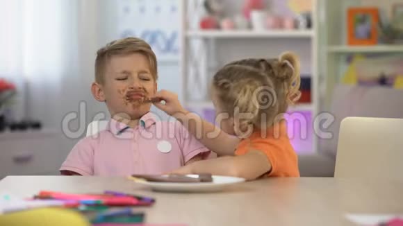 快乐的姐姐喂弟弟吃巧克力吃过糖龋齿视频的预览图