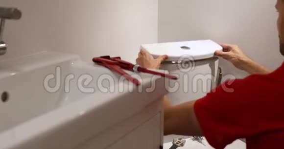 安装wc水箱的浴室工作水管视频的预览图