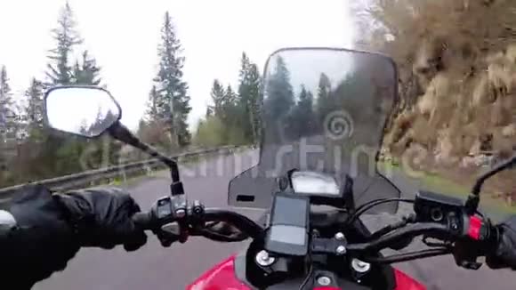 摩托车手在恶劣的天气风暴雨和雾中骑在山路上POV视频的预览图