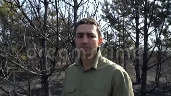 野火哀愁生态灾难麻烦灾难之后绝望的人站在燃烧的树上视频的预览图
