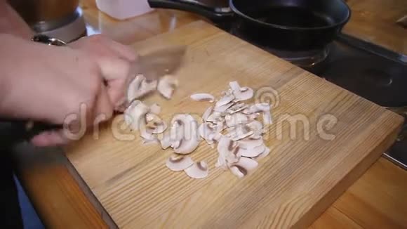 在砧板上煮切蘑菇视频的预览图