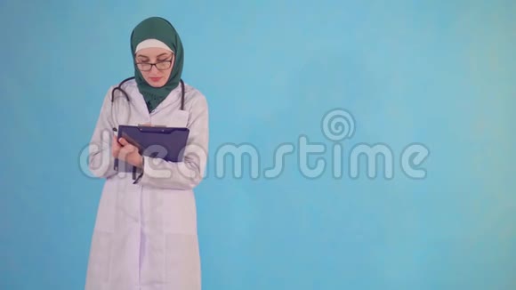一位年轻的穆斯林医生看镜头的画像视频的预览图