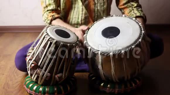 在印度塔布拉鼓上演奏的人视频的预览图