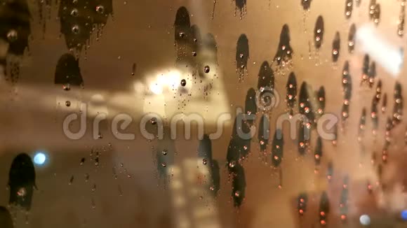 4K雨滴在玻璃窗上视频的预览图