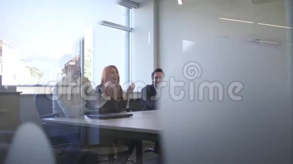 商务人士团体有会议和工作在现代明亮的办公室室内视频的预览图