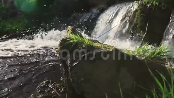 野河流从山上穿过急流视频的预览图