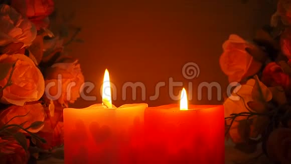 两支带玫瑰的燃烧蜡烛视频的预览图