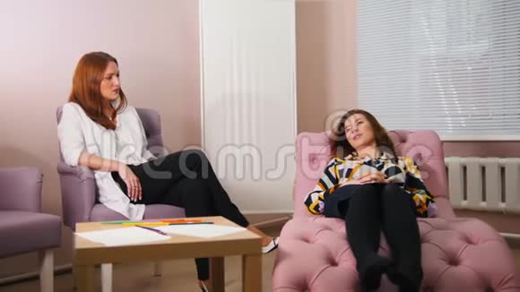 在诊所的心理医生那里接受治疗听客户谈话的医生有问题客户躺在视频的预览图