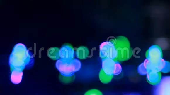 穿着霓虹灯色西装的人在舞台上跳舞引发一群人视频的预览图