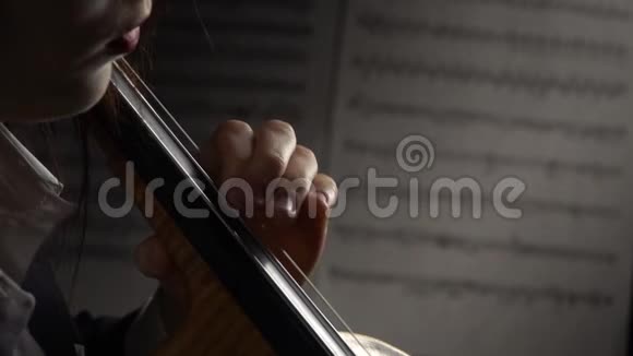 大提琴特写和纸条快关门侧视慢动作视频的预览图