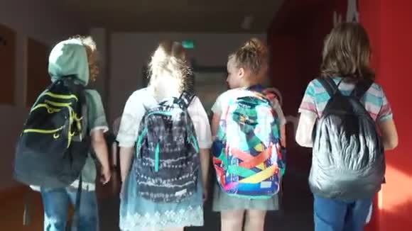 四个学校的孩子沿着学校走廊散步上一课孩子们进入黑暗回到过去视频的预览图