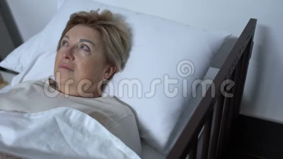 老年病人躺在病床上四处张望患老年痴呆症视频的预览图