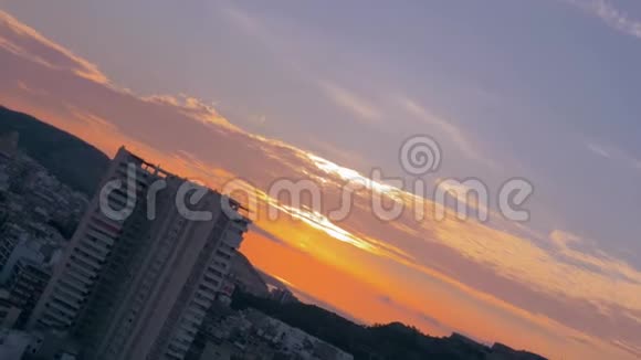 山城日出时的风景美丽的橙色天空与云照相机在旋转中旋转视频的预览图