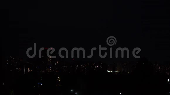 基辅市上空夜空中惊人的闪电视频的预览图
