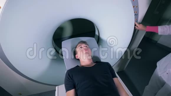 在女医生的监督下病人MRI机制视频的预览图