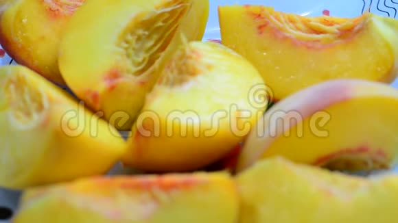 用一盘成熟的桃子切片改变焦点柔和的焦点视频的预览图