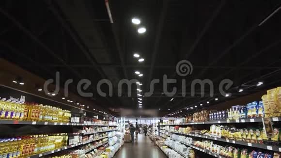 在杂货店里有宽阔的过道人们在购物视频的预览图