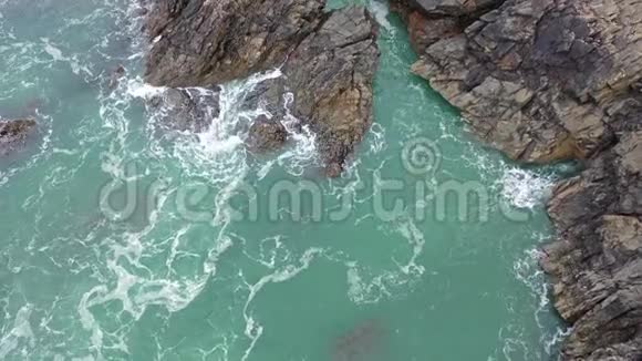 在爱尔兰的多尼格尔海岸大西洋海浪拍打着岩石视频的预览图