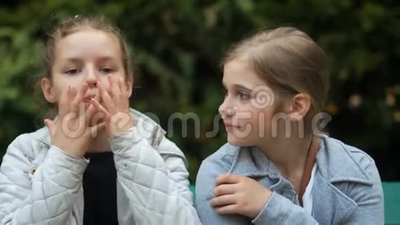 两个少女朋友笑了公园里的两个青少年女友特写肖像视频的预览图