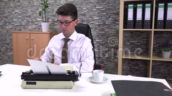 会计在工作场所的桌子上用打字机写字视频的预览图