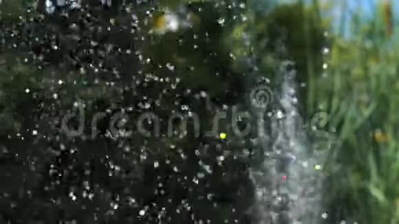 喷泉中的小水滴在天空中飞翔视频的预览图