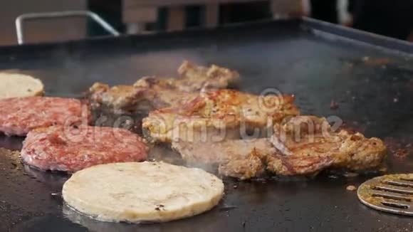 烹饪汉堡牛肉或猪肉大郁郁葱葱美味的切块从不同类型的肉烤锅特写镜头4k视频的预览图