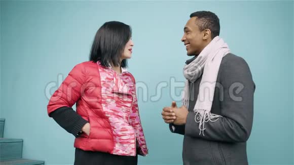 非洲裔美国男人和亚洲女人聊天视频的预览图