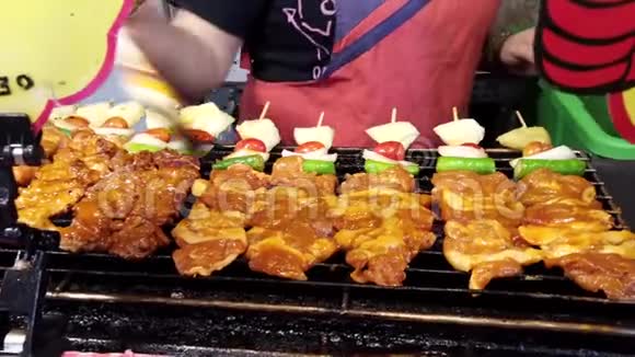 鸡肉是在市场上的一个开放的炉子上煮的视频的预览图
