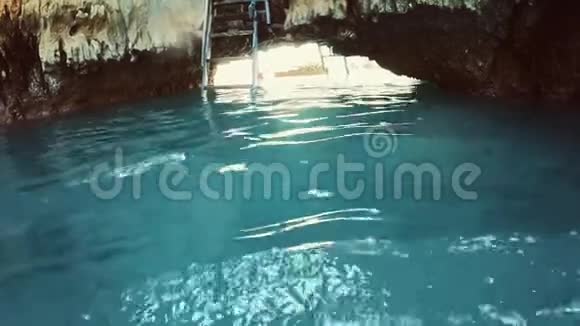 洞穴东南亚的性质在美丽的湖边游泳视频的预览图